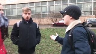 Fiatal gádzsit a haverjai kúrják meg