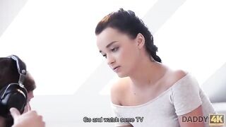 Zsenge nőci és az korosodó manus