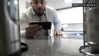 Az óriás csöcsű bejárónő megrakva