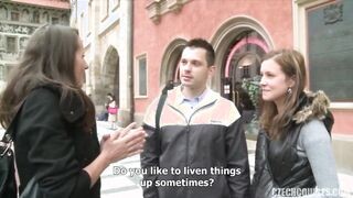 Tinédzser lánynak bejön a óriási bőrös virsli