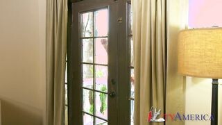 Szomszéd anyuci és a óriási kukac