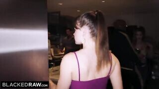 Riley Reid kap pár barna fügyit