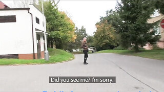 Világos Szőke fiatal lány a raktárban kupakol