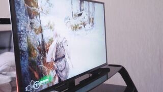 Gamer csajszi konzolozás helyett fügyit kap