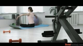 Jogázó zsenge macát dug hátsó lyukba az edő