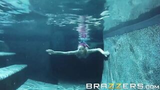 Anna Bell Peaks gondosan hátsó nyílásba rakva
