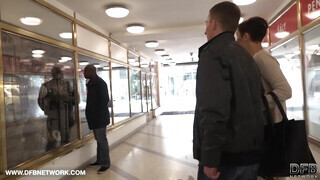 Gabrielle Gucci ánuszát a hapsija előtt dugják
