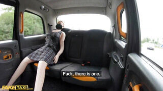 Fake Taxi - Kitetovált popós pipi lovagol