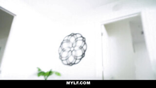 Mylf - Lilly Hall kézbe veszi a cerkát
