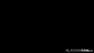 BlackedRaw - Oxana Chic tinédzser maca rábukik a faszra