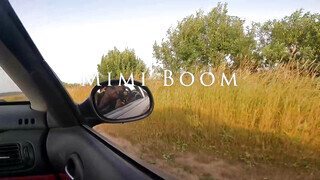 Vadító zsenge barinő a kocsiban cumizik