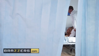 Brazzers - Bonnie Rotten hátsó kapujában az óriás kuki