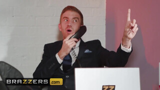 Brazzers - Lucia Love gigantikus pélót kap az irodában