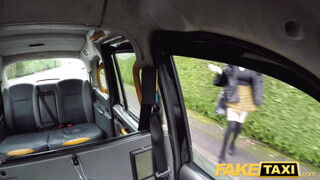 Fake Taxi - Szoknyás tinédzser pipi a taxissal hancúrozik