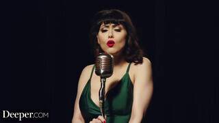 Deeper - Audrey Noir a méretes didkós énekesnő