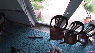 Tetkós orosz fiatal szuka a medencénél hancúrozik