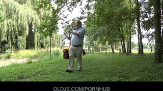 Oldje - Koros pasas bassza a tinédzser lányt