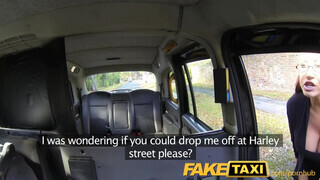 FakeTaxi - óriási cickós Milf szétbaszatja magát a Taxiban