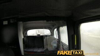 FakeTaxi - tetkós nőci megdöngetve a hátsó ülésen