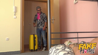 Fake Hostel szűk pinájú olasz bige és kettő kukac