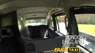 FakeTaxi amerikai félvér pipi kefélni akar