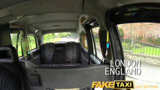 FakeTaxi pornósnak készülő buxa megmutatja mit tud
