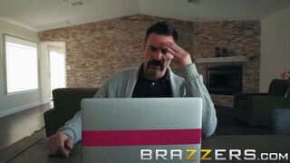 Brazzers - a pici ártatlan fiatal idősebb péniszt kíván