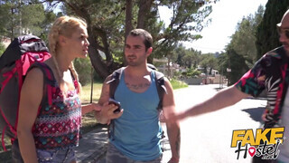 Dupla csávó dugja a turista lányt - Fake Hostel