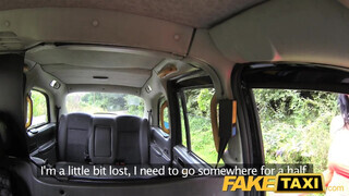 FakeTaxi piercinges pipi a motorháztetőn is reszel