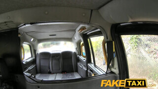 Fake Taxi kifestett gádzsi kielégíti a sofőrt