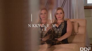 Nikky Dream vadító ruhában peckezik