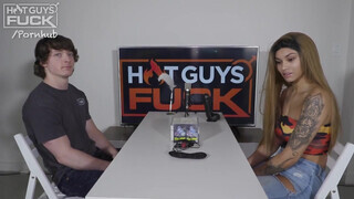 Dél Amerikai fiatal pipi és a sportos hapsi - Hot Guys Fuck