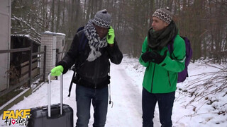 Hatalmas kannás tinédzser bige és a turista srácok - Fake Hostel