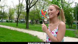BraceFaced - foncsikos és fogszabályzós fiatal bige