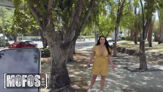 Mofos - Angela White élvezi ha keményen szexelik