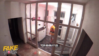 Három leszbikus pipi kényezteti magát - Fake Hostel