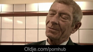 Magyar pornós szuka kúrel korosodó palival - Oldje