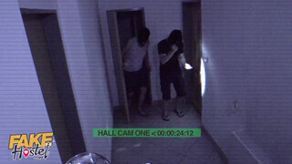 Fiatal lányt kúrnak a rabló srácok - Fake Hostel