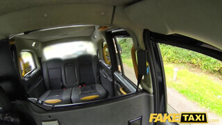 Fake Taxi - Gigantikus csöcsű milf megkúrelva a hátsó ülésen