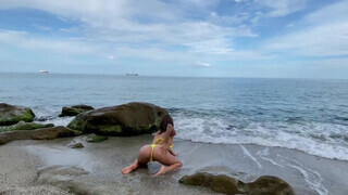 Bikinis gádzsi beleül a farokba