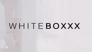 WHITEBOXXX - Vanessa Decker gyengéden hancúrozik
