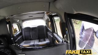 Kitetovált ribancok segglyukba kefélve - Fake Taxi