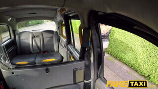 Csöcsös tinédzser nőci segget nyal - Fake Taxi
