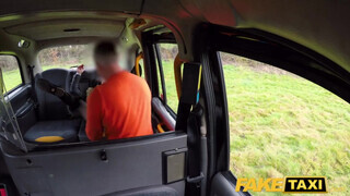 Csöcsös tinédzser nőci segget nyal - Fake Taxi
