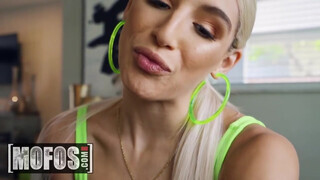 MOFOS - Abella Danger szőrös vaginája megkúrva