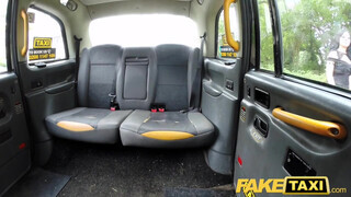Fake Taxi - Csöcsös lány kefél a hátsó ülésen