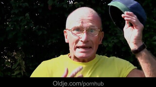 Öreg tata popóba reszeli a szexy tinit