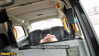 Fake Taxi - Csábító latina bige megkettyintve a taxiban