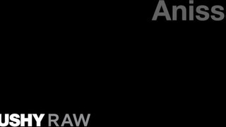 TUSHYRAW - Anissa Kate valagába pélót tolnak