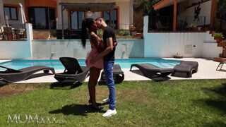 MOMxxx - Tina Fire a termetes csöcsű barna milf
